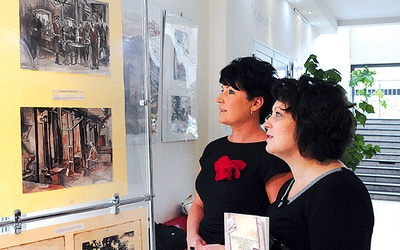  Po wystawie oprowadzają: (od lewej) Monika Matusiewicz i Lidia Stanek z Miejskiego Domu Kultury w Opocznie