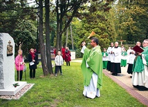  Poświęcenie nowych stacji drogi krzyżowej 