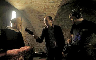  Reżyser Michał Bernardyn „w rozmowie” z bł. Czesławem w klasztornej krypcie