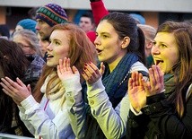  Mimo bardzo chłodnego wieczoru atmosfera na scenie i pod nią była bardzo gorąca 