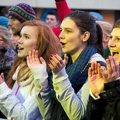  Mimo bardzo chłodnego wieczoru atmosfera na scenie i pod nią była bardzo gorąca 