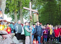  Na „Kalwarii Prymasa” zapalono znicze i odmówiono modlitwę w intencji beatyfikacji sługi Bożego kard. Stefana Wyszyńskiego