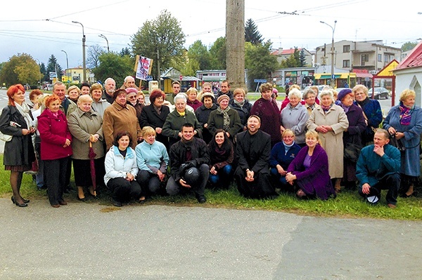  Grupa wiernych, która modliła się na skrzyżowaniu ulic Kunickiego z Głuską