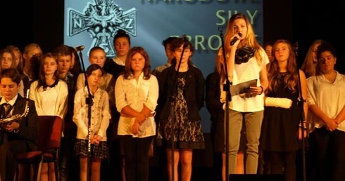 Program poświęcony pamięci pomordowanych partyzantów zaprezentowali żywieccy uczniowie