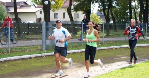 Bieg Koroną Jeziora Goczałkowickiego kończył się na stadionie w Zabrzegu