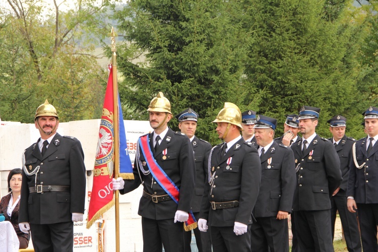 Śnietnica buduje kościół.