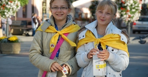 Przed kościołami i na ulicach wolontariusze będą zbierać ofiary na Fundację "Dzieło Nowego Tysiąclecia", która funduje stypendia uzdolnionej, a niezamożnej młodzieży pochodzącej z niewielkich miejscowości