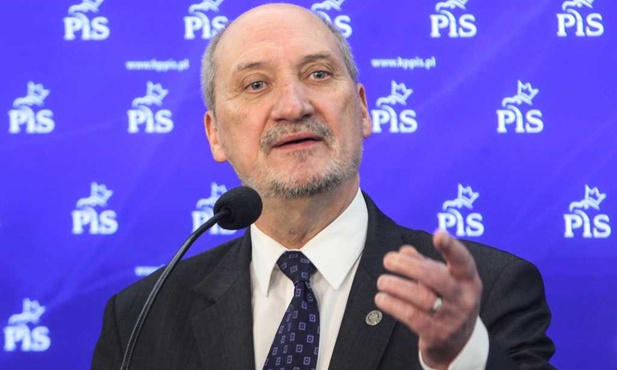 Macierewicz: Zdjęcie skrzydła jest z raportu MAK
