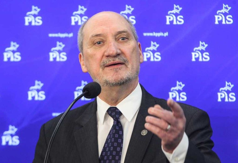 Macierewicz: Zdjęcie skrzydła jest z raportu MAK