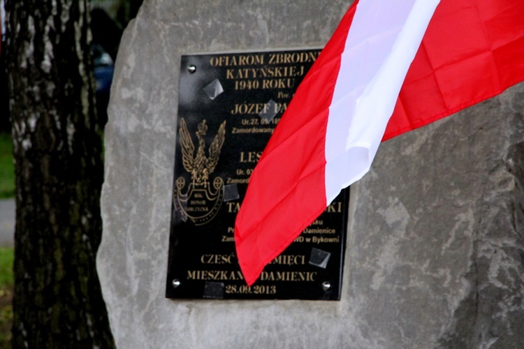 Pomnik ofiar zbrodni katyńskiej w Damienicach
