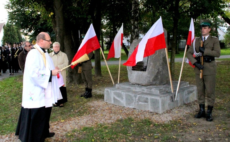 Pomnik ofiar zbrodni katyńskiej w Damienicach