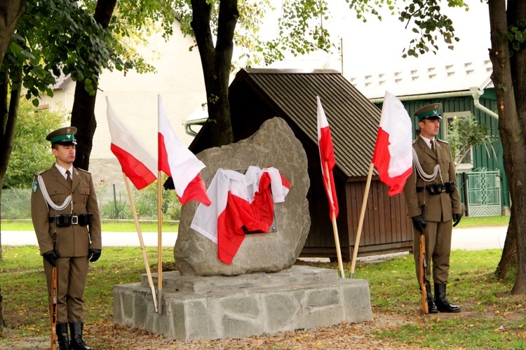 Pomnik ofiar zbrodni katyńskiej w Damienicach