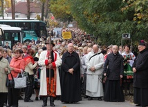 Po Mszy św. pątnicy przeszli do sanktuarium rozważając po drodze tajemnice radosne różanca