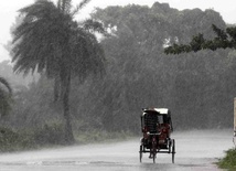 Potężny cyklon Phailin zaatakował Indie