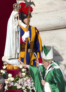 Franciszek zawierzył świat Matce Bożej Fatimskiej