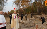 Biskup Andrzej F. Dziuba poświęcił plac pod budowę przedszkola i kościoła