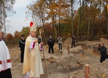 Biskup Andrzej F. Dziuba poświęcił plac pod budowę przedszkola i kościoła
