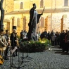 Uczestnicy papieskiej modlitwy przy pomniku bł. Jana Pawła II