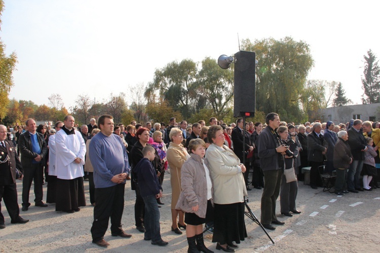 Msza św. na placu budowy nowej parafii w Skierniewicach