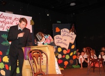 Ucznowie z Ligoty w spektaklu o ks. Tischnerze