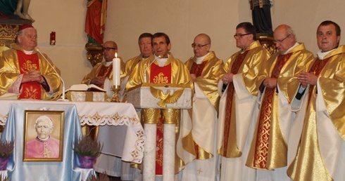 Eucharystia koncelebrowana przez kapłanów dekanatu cieszyńskiego pod przewodnictwem bp. Tadeusza Rakoczego