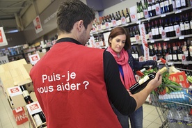 Z przeprowadzonych sondaży wynika, że Francuzi chcą,  by hipermarkety były w niedziele otwarte, ale jednocześnie sami nie zgadzają się pracować tego dnia