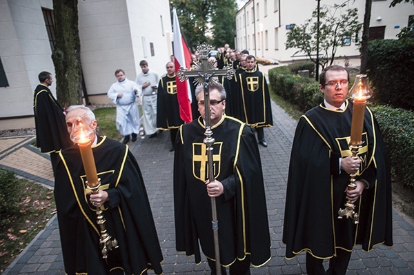 Liturgiczną procesję we wspomnienie Najświętszej Maryi Panny Różańcowej otwierał orszak blisko 60 rycerzy  Jana Pawła II