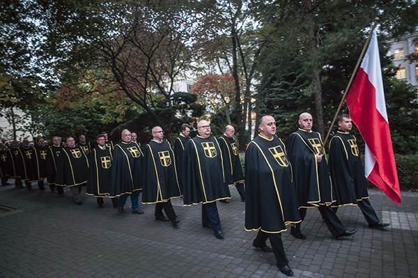 Niosący flagę Marek Kajaniec z Lidzbarka Warmińskiego mówi, że w zakonie Rycerzy Jana Pawła II znalazł miejsce, gdzie wiarę może przeżywać po męsku