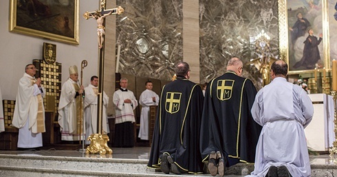 Generał Krzysztof Wąsowski (w środku) i prowincjał Arkadiusz Urban (z lewej) w konkatedrze diecezji warszawsko-praskiej zawierzają cały zakon Matce Bożej Zwycięskiej