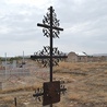 Polacy rozsiani na całym świecie. Tu: na cmentarzu w Serdar (Azja Środkowa) spoczęli polscy budowniczy linii kolejowej  przez pustynię Kara-kum