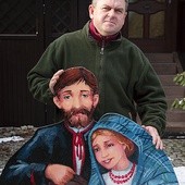  Marek Szołtysek przed domem w Rybniku z figurami Matki Bożej i św. Józefa z przydomowej stajenki