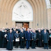 Remont kościoła to dzieło, w które zaangażowało się wiele osób i instytucji. Wszyscy stanęli do pamiątkowej fotografii po oficjalnym odbiorze prac