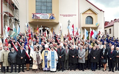 Do skarżyskiego sanktuarium przyjechało blisko 1000 pracowników „zbrojeniówek”. Na zdjęciu z ks. inf. Stanisławem Pinderą i ks. prał. Jerzym Karbownikiem