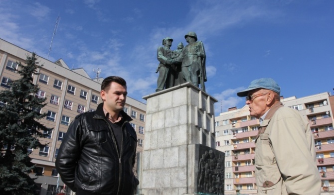Spontaniczna debata pod pomnikiem