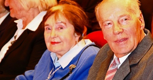  Stanisław Banaszkiewicza z żoną Anną prowadził w VI LO koło chemiczne oraz przygotowywał olimpijczyków