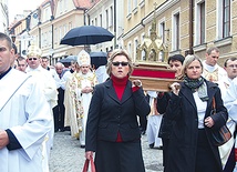 Mieszkańcy miasta ponieśli relikwie ulicami Sandomierza