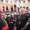 Kard. Gianfranco Ravasi z abp. Hoserem i kard. Nyczem przed spotkaniem na temat relacji między wiarą i społeczeństwem