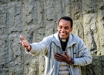 Gdy ojciec Ashenafi się przedstawia, mówi zawsze: „Miłość, która zwycięża”.  Bo tak można przetłumaczyć jego etiopskie imię
