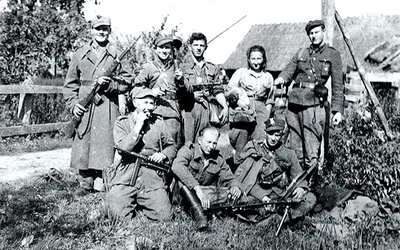Wśród żołnierzy walczących o wolną Polskę nie brakowało także bohaterskich kobiet. Na zdjęciu wraz z kompanami Danuta Siedzikówna  ps. Inka