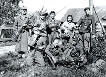 Wśród żołnierzy walczących o wolną Polskę nie brakowało także bohaterskich kobiet. Na zdjęciu wraz z kompanami Danuta Siedzikówna  ps. Inka
