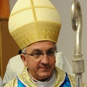 Abp Celestino Migliore podczas wizyty w skarżyskiej Ostrej Bramie w 2011 r.