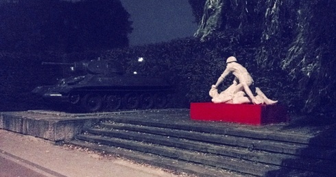Prokuratura ws. rzeźby radzieckiego żołnierza gwałcącego kobietę