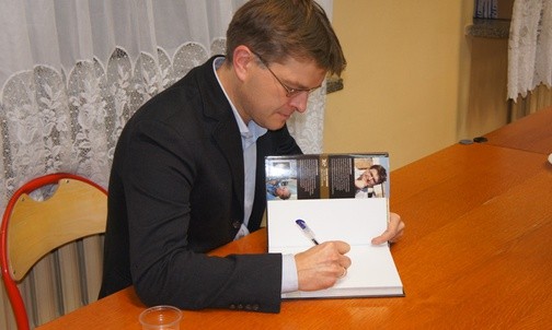 Po spotkaniu można było nabyć książkę z autografem dziennikarza