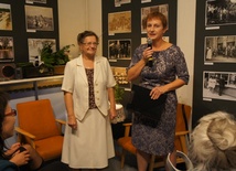 Po lewej pisarka Wiesława Maciejak, obok dyrektor Miejskiej Biblioteki Publicznej w Skierniewicach Izabela Strączyńska