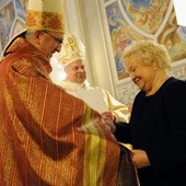 Dyplom Halinie Marciniak wręcza abp Celestino Migliore