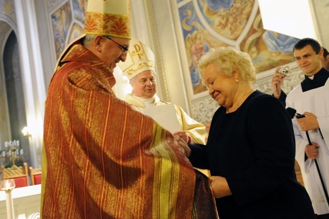 Dyplom Halinie Marciniak wręcza abp Celestino Migliore