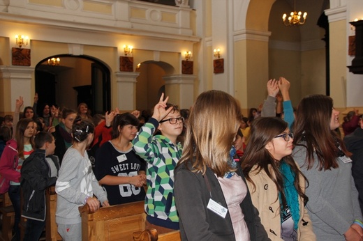 Uczestnicy Oazy Modlitwy w sanktuarium w Nowym Mieście