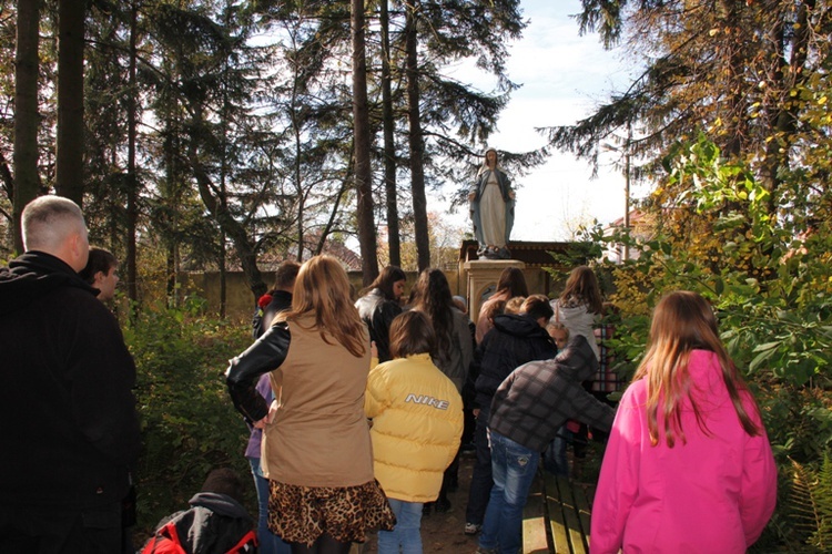 Uczestnicy Oazy Modlitwy w sanktuarium w Nowym Mieście