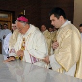 Sercem uroczystego poświęcenia jest namaszczenie ołtarza, na którym sprawowana jest Eucharystia 