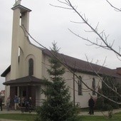 Wierni przed kościołem parafii Chrystusa Zbawiciela w Przasnyszu